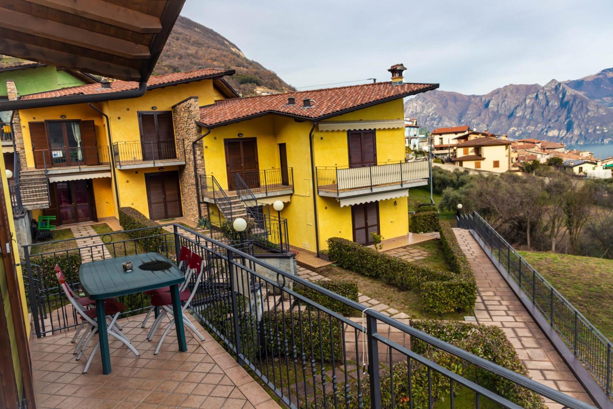 Residenza Coccinelle Vista Lago D'Iseo Tavernola Bergamasca Exterior foto
